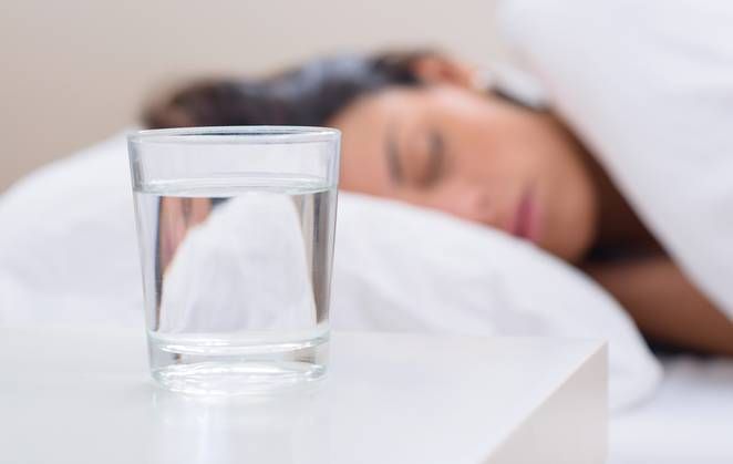 Uống nhiều hơn 1 ly nước trước khi ngủ - Nguy hiểm khôn lường!