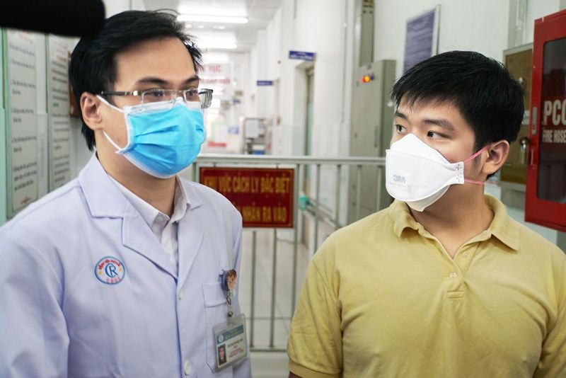 Bác sĩ cứu hai cha con người Trung Quốc nhiễm virus corona: Chẳng kịp tội thân mình, chẳng kịp nghĩ xa xôi