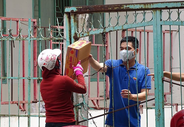 Covid-19: Việt Nam thêm 5 ca nhiễm, HCM phong tỏa 3 khu dân cư