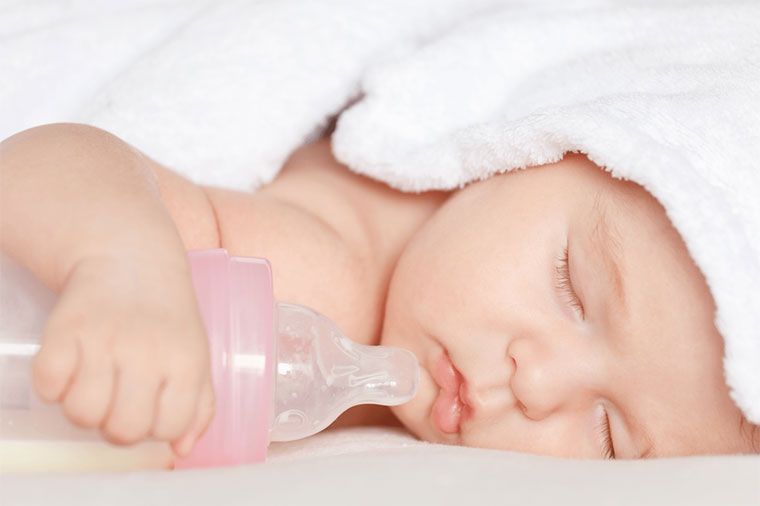 Hệ lụy khi cho trẻ sơ sinh khi uống quá nhiều nước