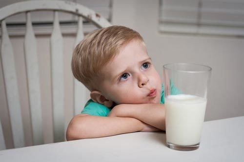 Cho trẻ uống nhiều sữa, chưa hẳn đã tốt