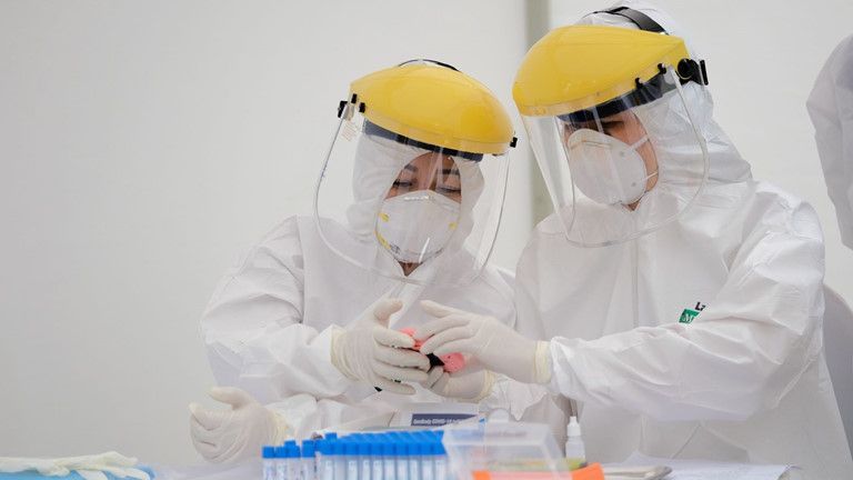 Nhóm khoa học Trung Quốc tuyên bố tạo ra thuốc ngăn được COVID-19, không cần vắcxin