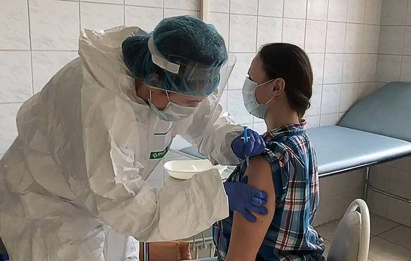 Nga công bố phê duyệt vắc xin COVID-19 đầu tiên trên thế giới, chuẩn bị sản xuất hàng loạt