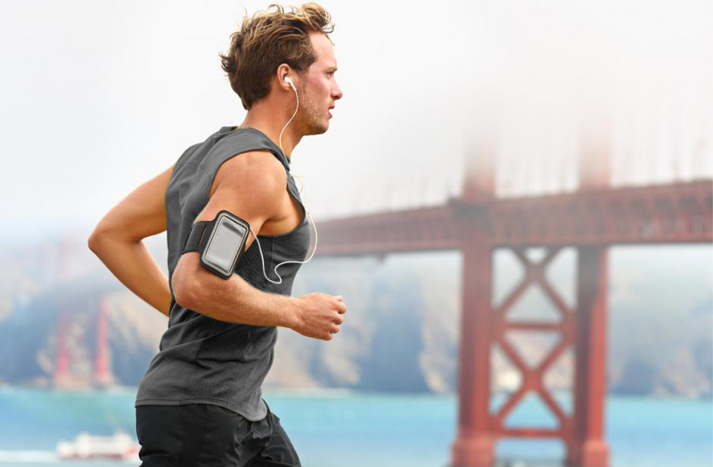 Có nên nghe nhạc khi chạy bộ không? 