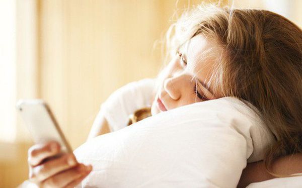 Liên tục check điện thoại là triệu chứng của người thiếu hạnh phúc
