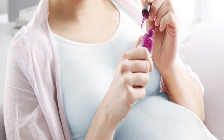 Cảnh giác với những tác hại không ngờ từ việc sơn móng tay