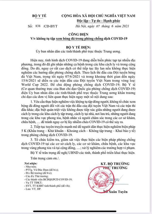 Không tụ tập xem bóng đá phòng lây nhiễm COVID-19