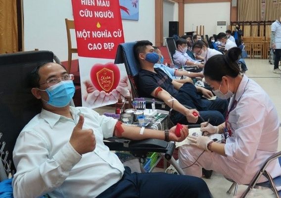 Sau khi tiêm vắc xin COVID-19 bao lâu thì có thể hiến máu?