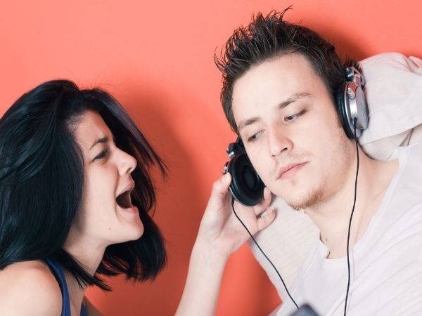 Đeo tai nghe khi ngủ: Thói quen ẩn chứa nhiều hiểm họa