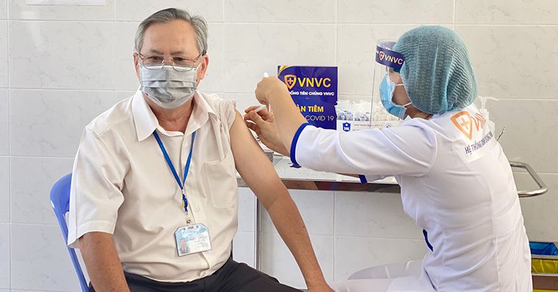 Người có tiền sử dị ứng có nên tiêm phòng vaccine COVID-19? 