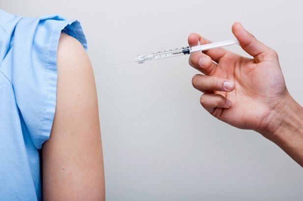 Có nên uống thuốc hạ huyết áp trước tiêm vaccine Covid-19?