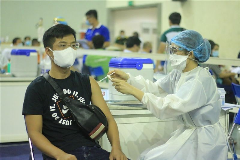 Hết vaccine Moderna để tiêm liều hai. Vậy có được tiêm trộn với vaccine khác không khi đã tới lịch tiêm mũi 2