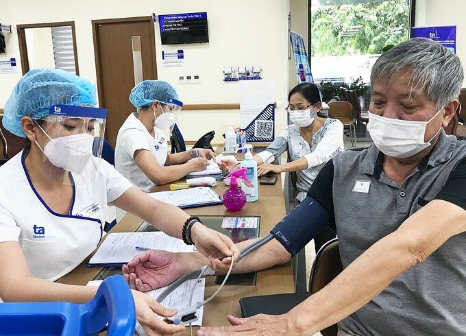 Người tiêm mũi 1 vaccine Moderna thì mũi 2 tiêm được vaccine nào?