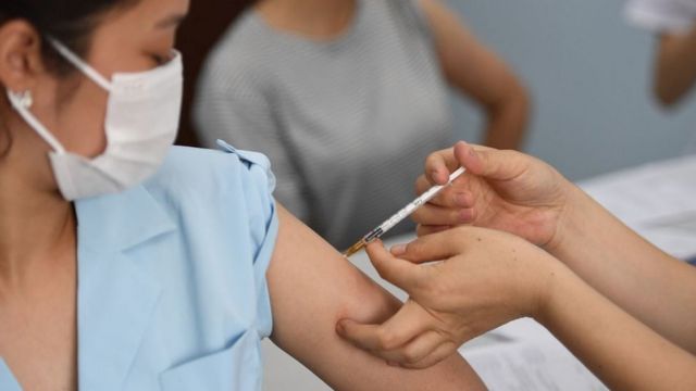 Người tiêm mũi 1 vaccine Moderna thì mũi 2 tiêm được vaccine nào?