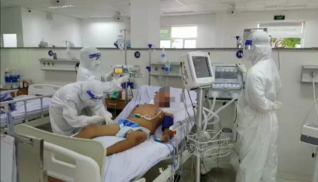 Những người 'chạy đua' với tử thần, giành sự sống cho bệnh nhân COVID-19