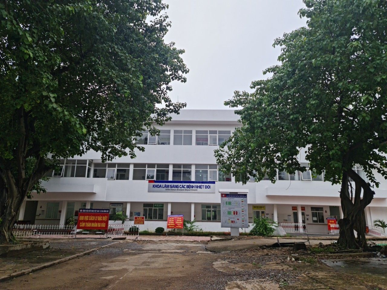 Những người 'chạy đua' với tử thần, giành sự sống cho bệnh nhân COVID-19