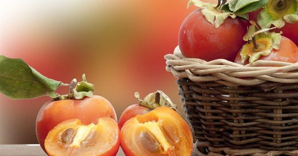 Sắp đến mùa quả hồng, người vừa tiêm vaccine COVID-19 có ăn được không?