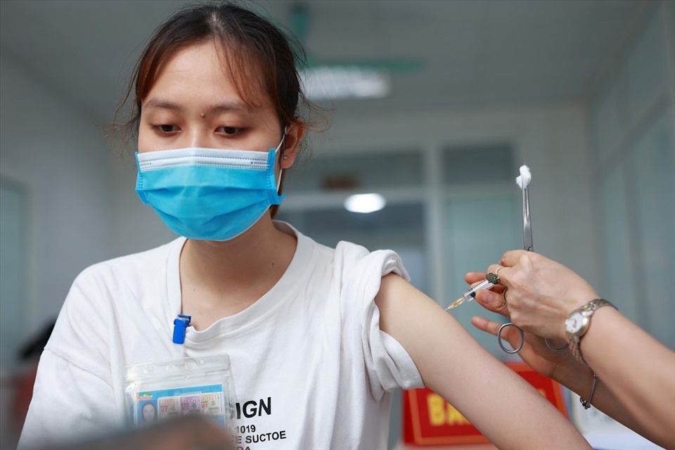 Sắp đến mùa quả hồng, người vừa tiêm vaccine COVID-19 có ăn được không?