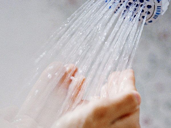 Sốt xuất huyết có tự khỏi không? Bệnh nhân có được tắm không? 