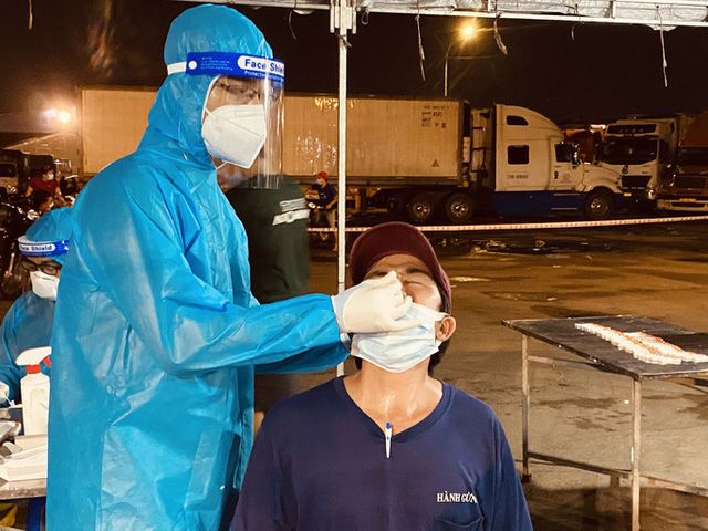 Người bệnh không phải chi trả xét nghiệm COVID-19 khi đến khám và điều trị tại cơ sở y tế công lập