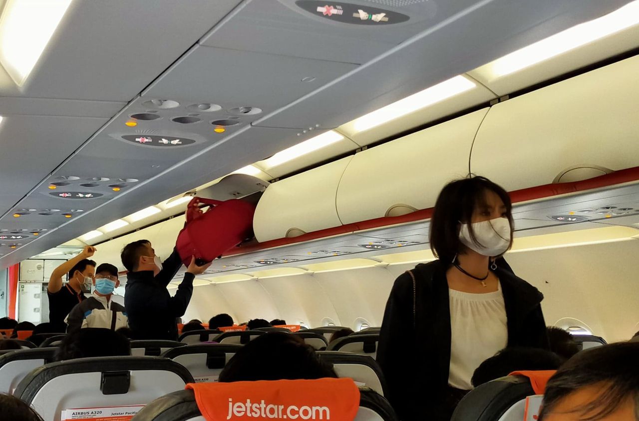 Phòng lây nhiễm thế nào khi đi máy bay, tàu, xe