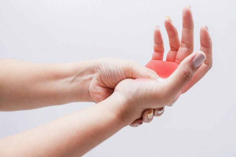 Đau đầu kéo dài, cảnh giác dị dạng mạch máu não