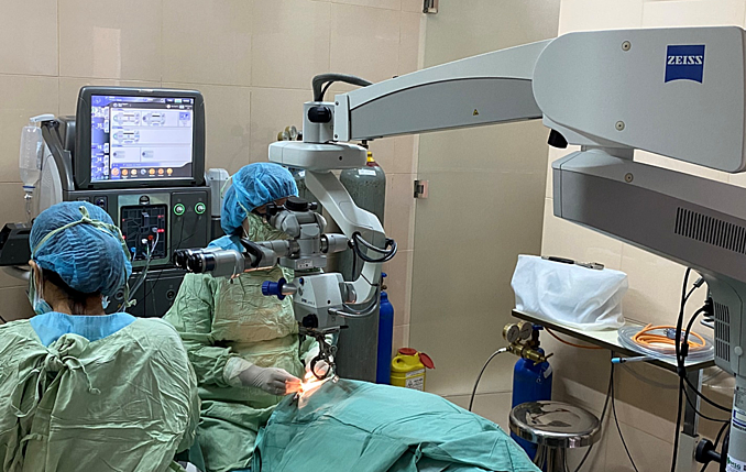 Mắt nhìn 'chớp sáng, ruồi bay' - coi chừng bong võng mạc