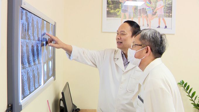 Phẫu thuật thành công bệnh lạ gây teo tay, yếu cơ