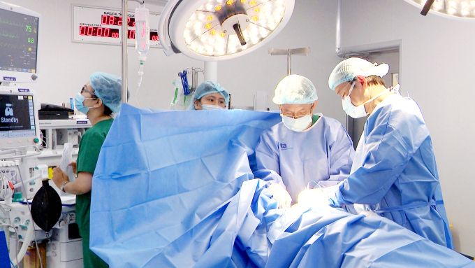 Phẫu thuật thành công bệnh lạ gây teo tay, yếu cơ