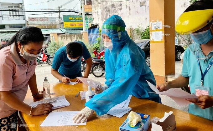 Quá tải ở nơi nhiều F0 nhất TP HCM