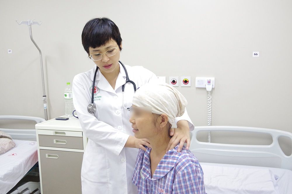 Những lưu ý khi chăm sóc bệnh nhân ung thư tại nhà, đặc biệt nên chú ý đến tâm lý của người bệnh. 