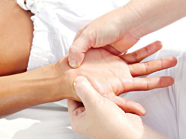 6 cách giảm đau nhức xương khớp lúc giao mùa 