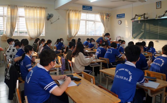 Phụ huynh 'toát mồ hôi' với giấy chứng nhận âm tính