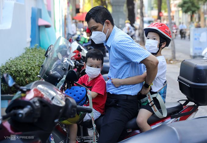 Phụ huynh 'toát mồ hôi' với giấy chứng nhận âm tính