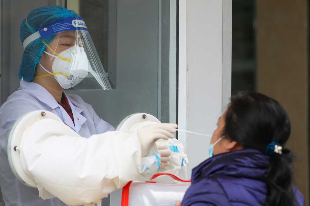 Tái dương tính và tái nhiễm COVID-19: Trường hợp nào cần được điều trị?