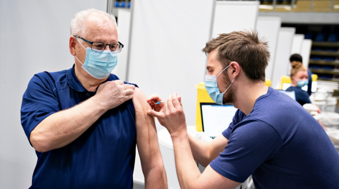 Nước đầu tiên ngừng tiêm vaccine Covid