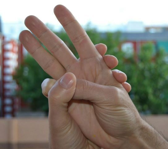  4 bài tập yoga giúp giảm căng thẳng cho ngón tay