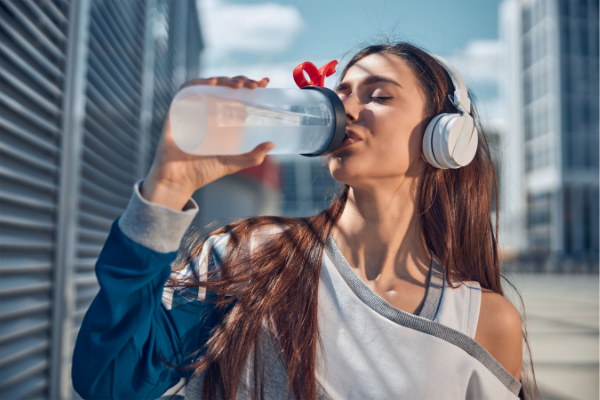 Mỗi ngày nên uống bao nhiêu nước? 10 lợi ích bất ngờ khi bạn uống đủ nước