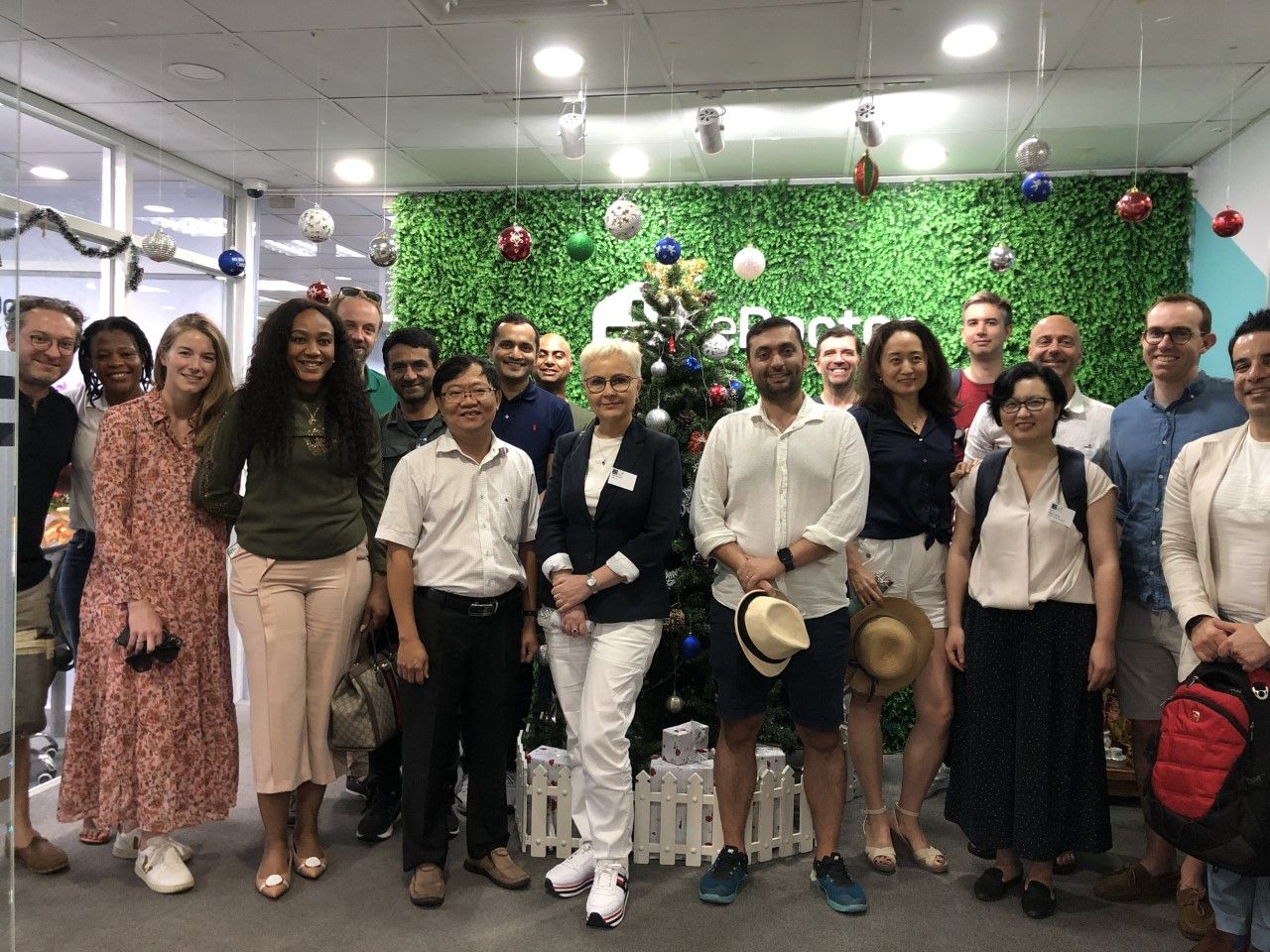 Đoàn sinh viên MBA của Saïd Business School thuộc Đại học Oxford đến giao lưu tìm hiểu về thị trường y tế số ở Việt Nam tại văn phòng công ty eDoctor