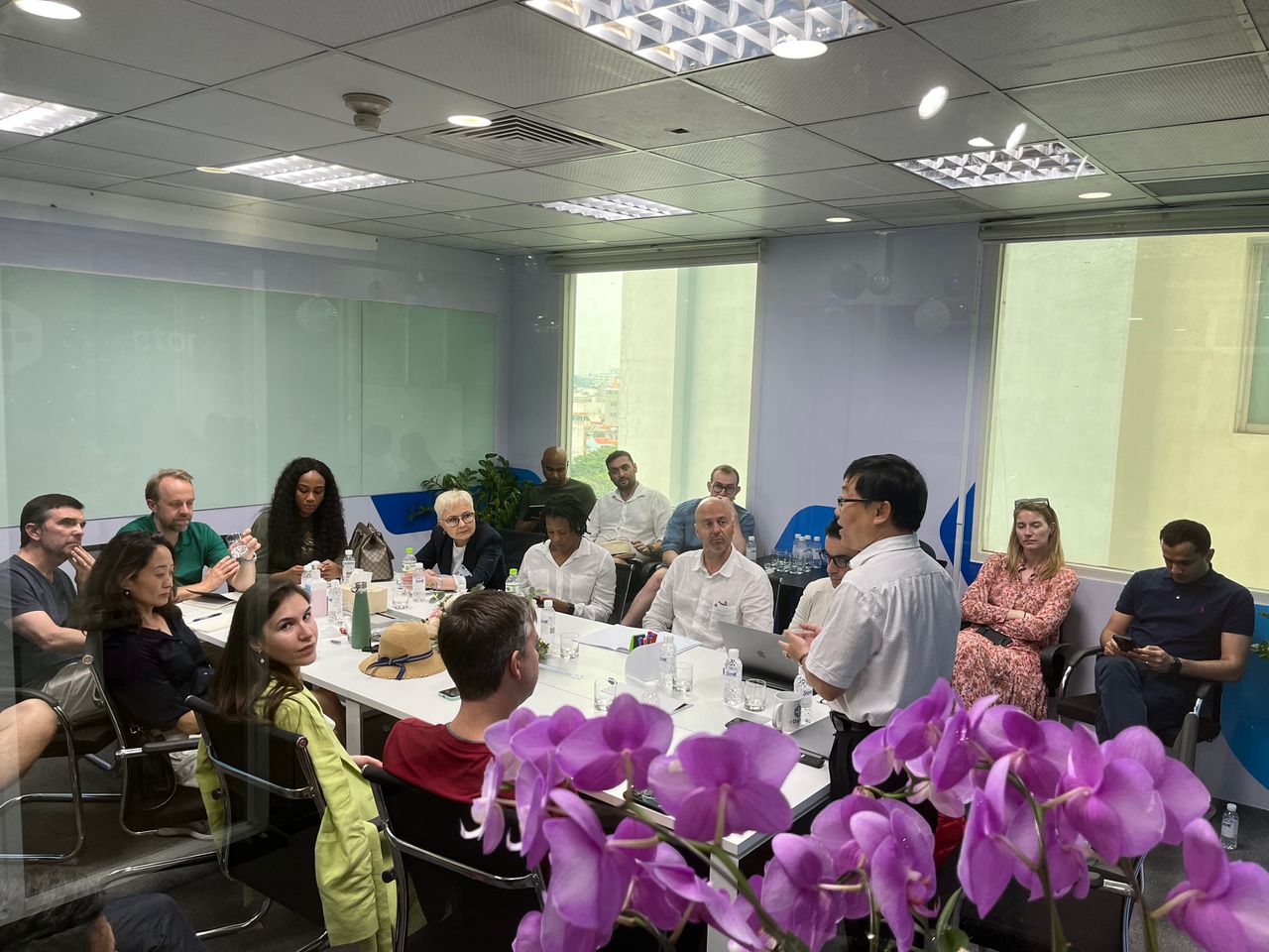 Đoàn sinh viên MBA của Saïd Business School thuộc Đại học Oxford đến giao lưu tìm hiểu về thị trường y tế số ở Việt Nam tại văn phòng công ty eDoctor