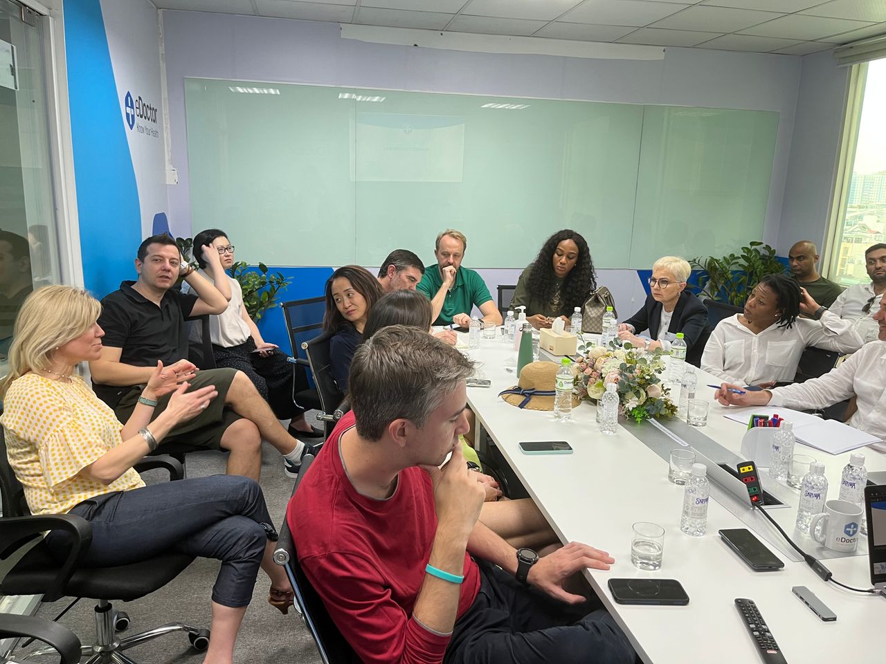 Đoàn sinh viên MBA của Saïd Business School thuộc Đại học Oxford đến giao lưu tìm hiểu về thị trường y tế số ở Việt Nam tại văn phòng công ty eDoctor